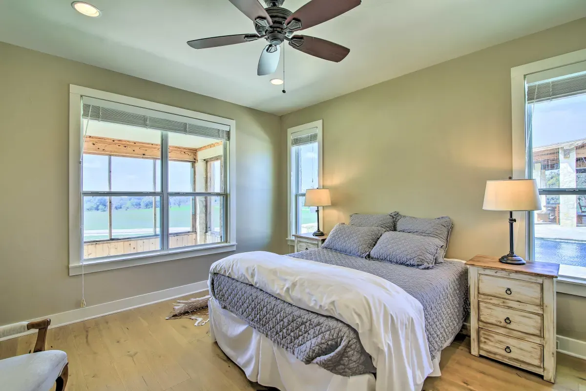 Queen Room · Hill Country Windows